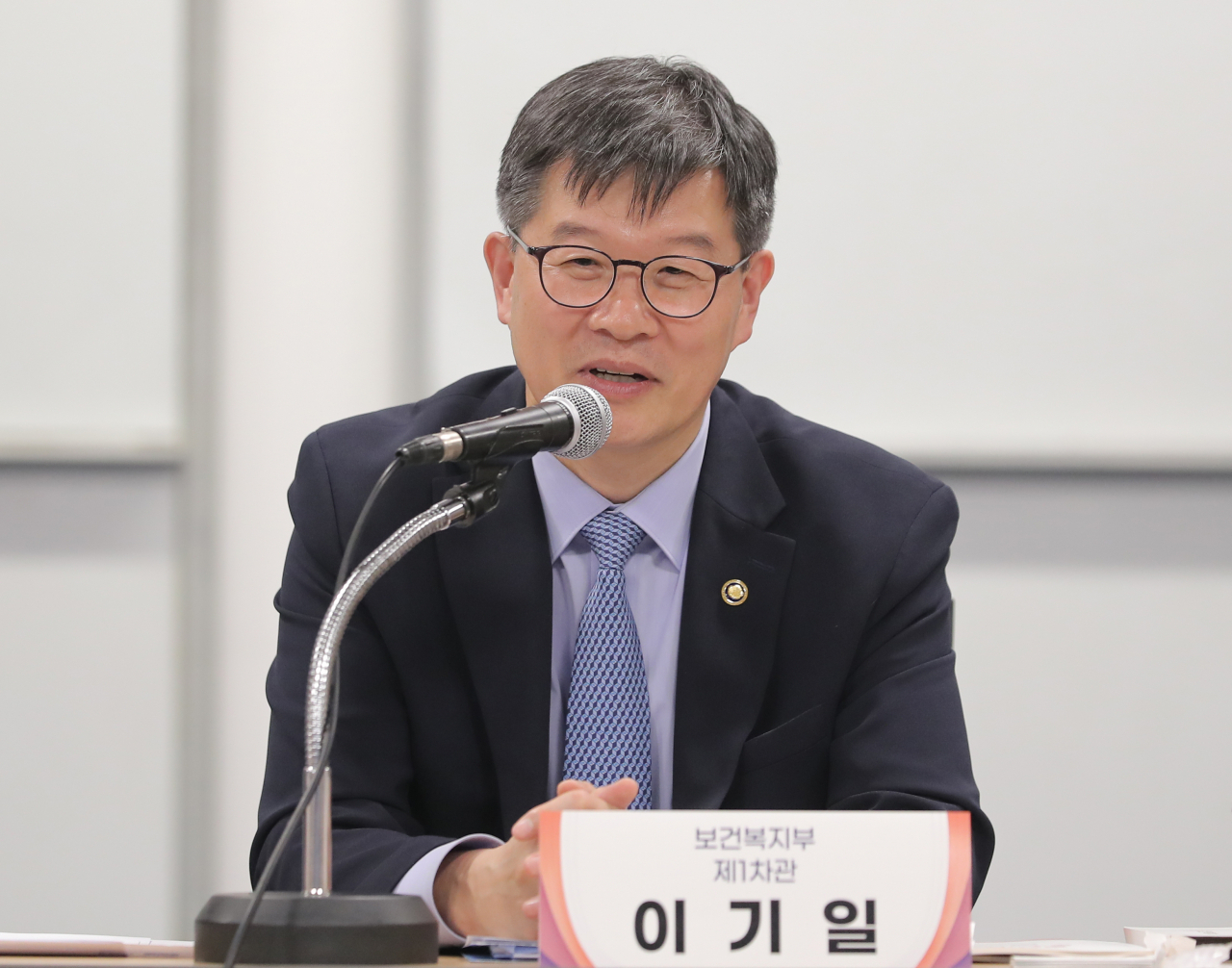 First Vice Health Minister Lee Ki-il speaks during a meeting on Aug. 9 in Seoul. (Newsis)