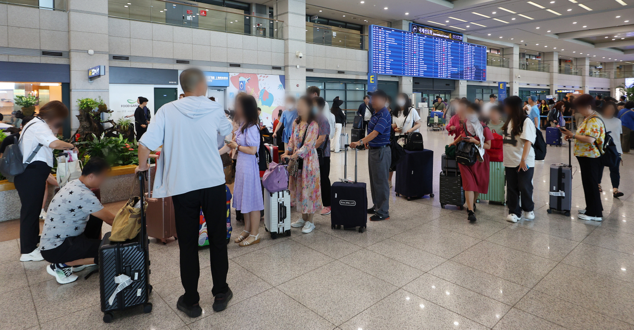 Chinese group travelers are seen at Incheon Airport Terminal 1 on Tuesday. (Yonhap)