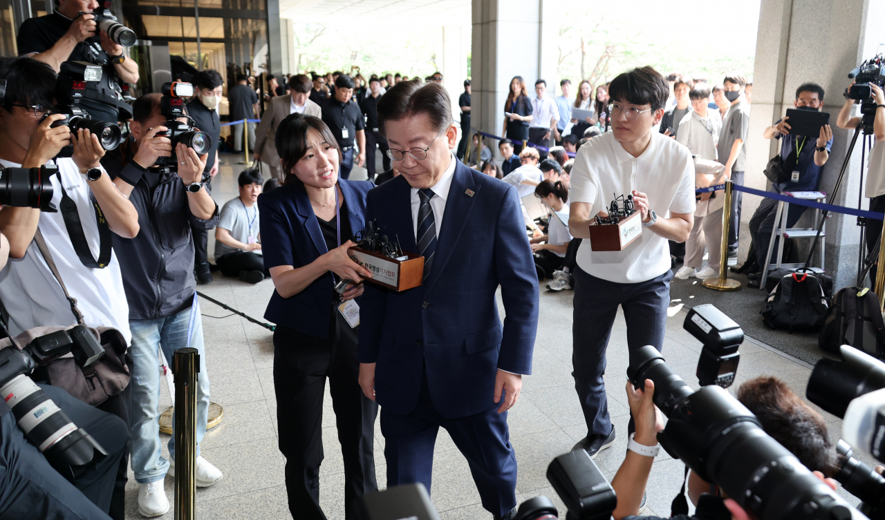 Democratic Party Chairman Rep. Lee Jae-myung enters the Seoul Central District Prosecutors' Office for interrogation on Thursday. (Yonhap)