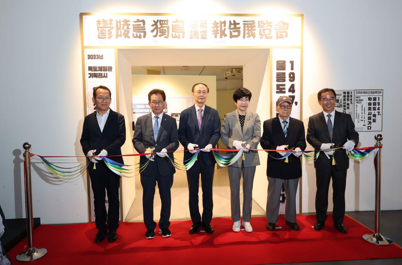 President of the Northeast Asian History Foundation Lee Young-ho (third from left) and Kim Yeon-deok (second from right), a member of the scientific expedition to Dokdo in 1953, government officials and lawmakers pose for a picture at the ribbon-cutting ceremony at the Dokdo Museum, Wednesday. (Yonhap)