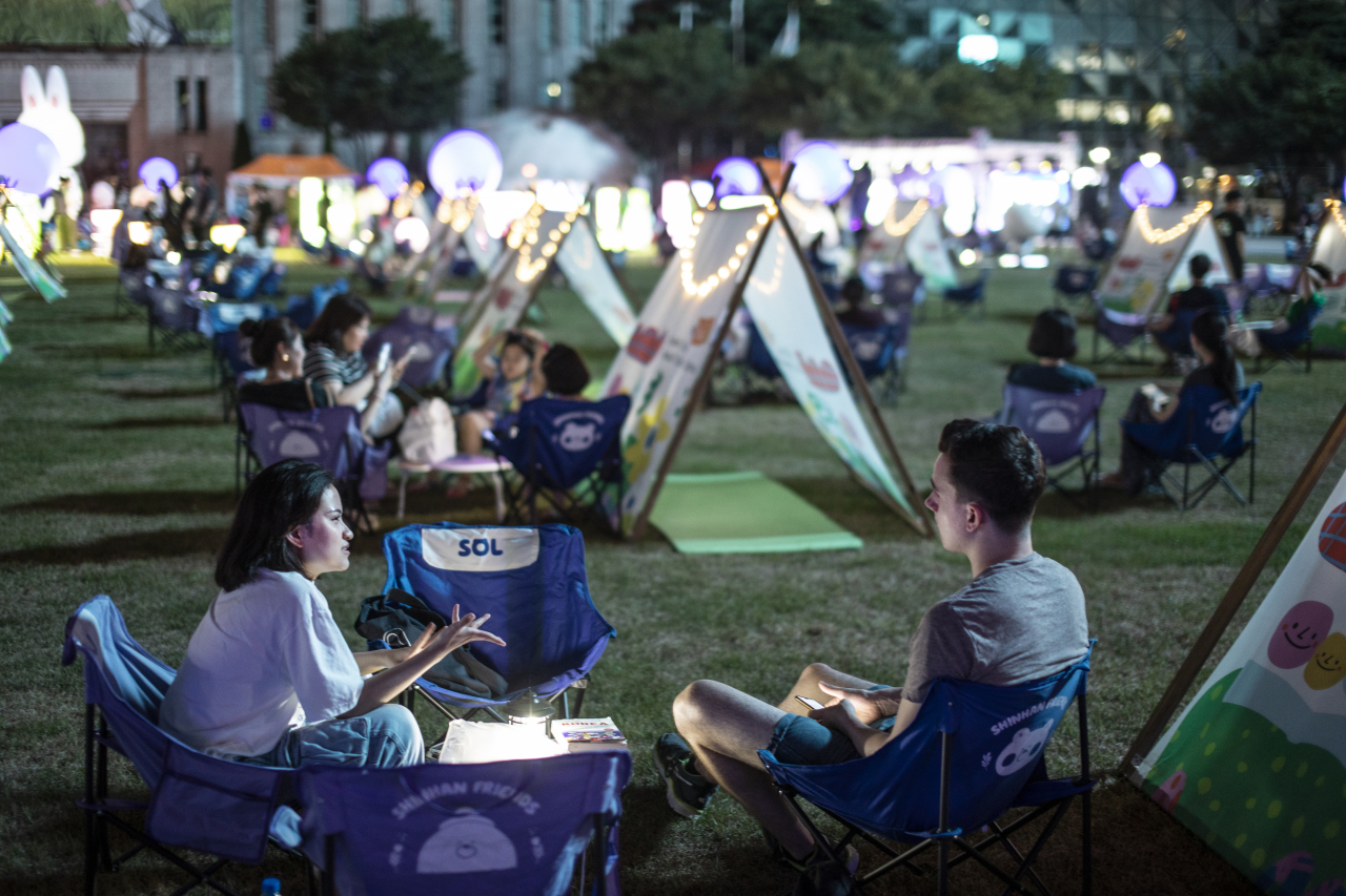 Visitors attend previous editions of the Seoul Plaza Night Library this summer. (Seoul Metropolitan Library)