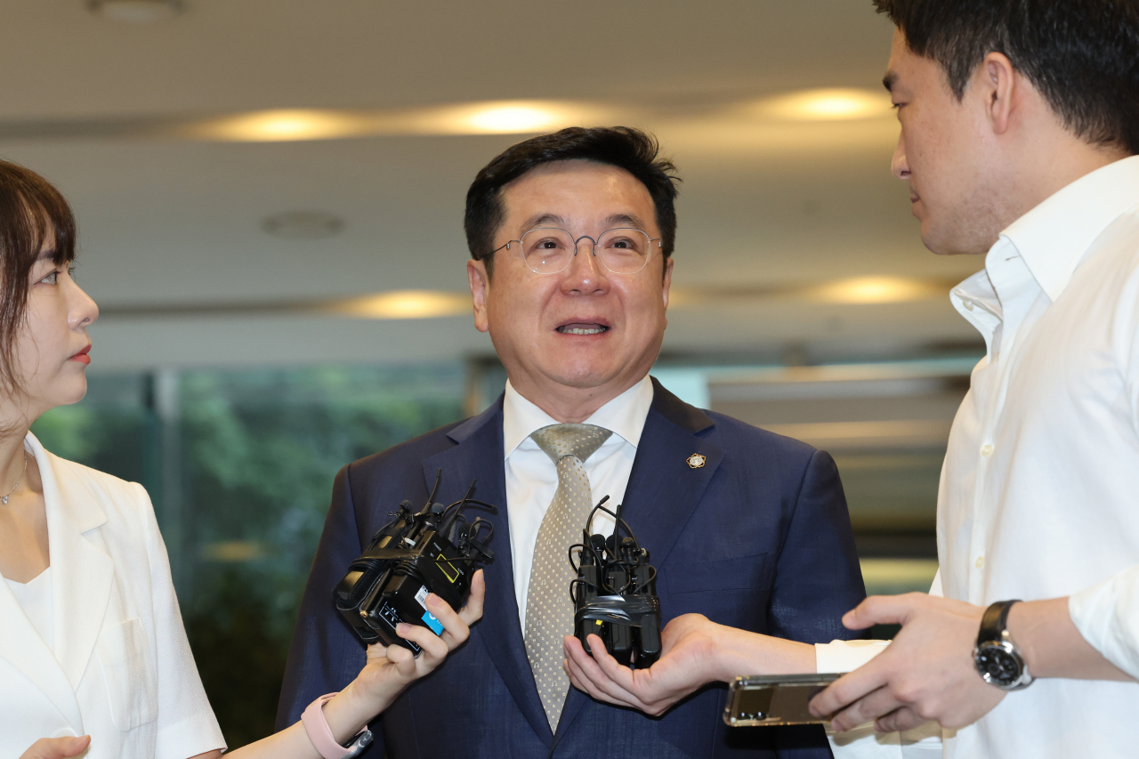 An Independent compliance oversight committee Chairman Lee Chan-hee speaks to reporters after the committee's meeting held on Friday. (Yonhap)