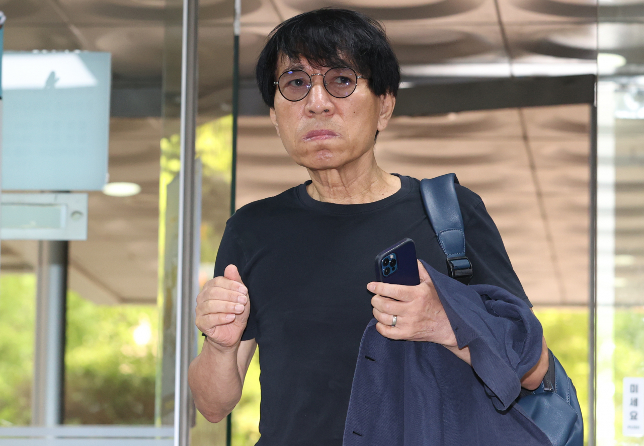 Artist Lim Ok-sang enters at Seoul Central District Court in Seocho-gu, Seoul to attend the first trial verdict hearing on Thursday, (Yonhap)