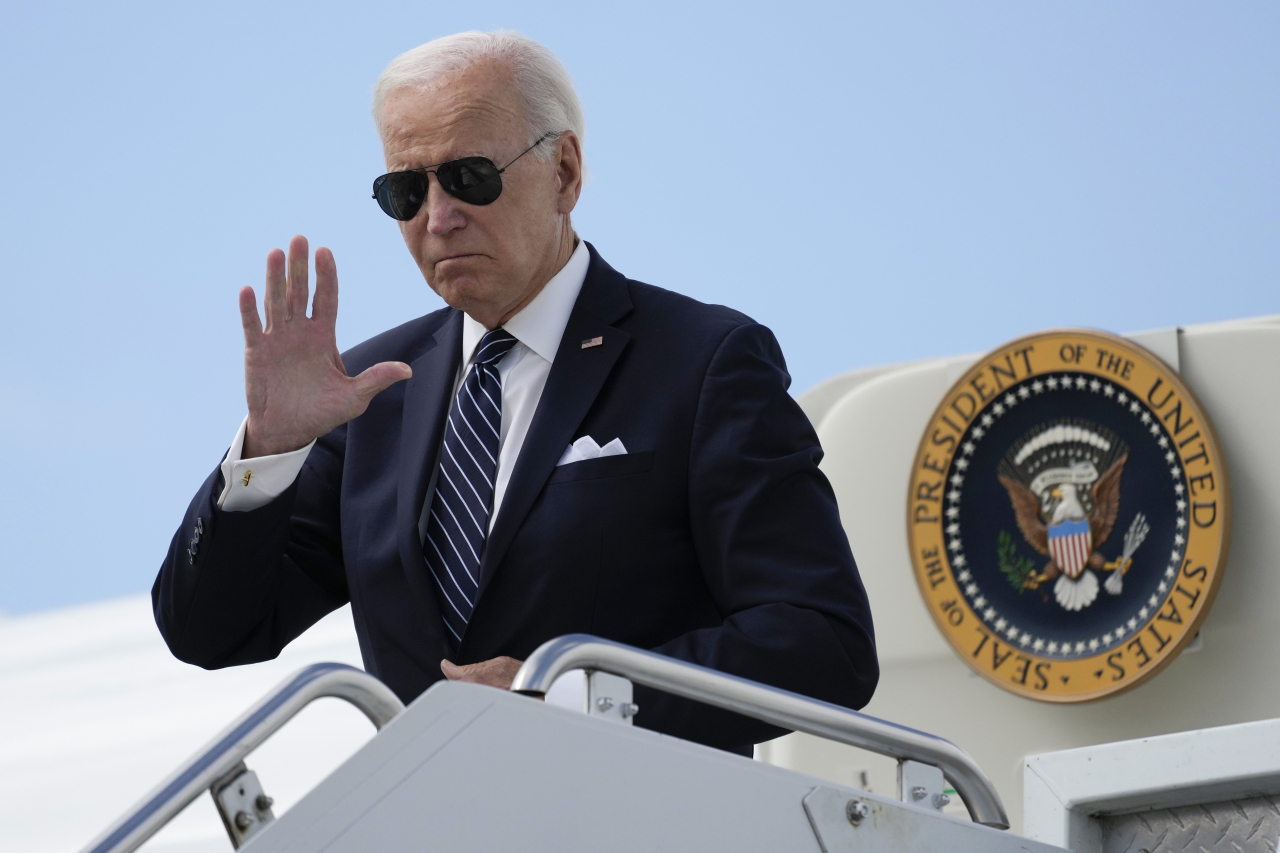 President Joe Biden waves as he exits Air Force One before boarding Marine One at Hagerstown Regional Airport, Thursday in Hagerstown, Md. Biden is headed to Camp David. (AP-Yonhap)