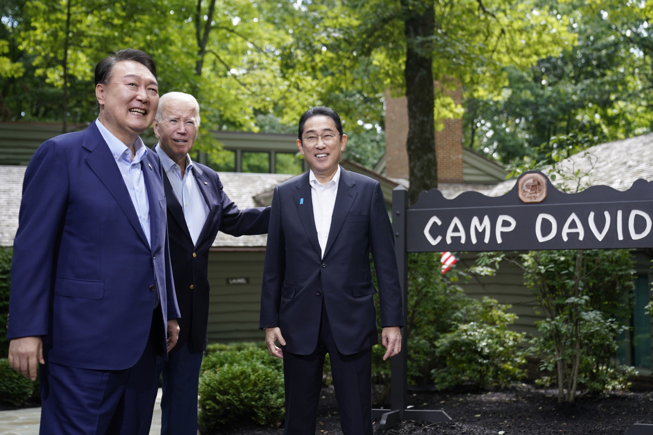 South Korea's President Yoon Suk Yeol (left) President Joe Biden (second from left) and Japan's Prime Minister Fumio Kishida meet Friday at Camp David, the presidential retreat, near Thurmont, Md. (AP-Yonhap)