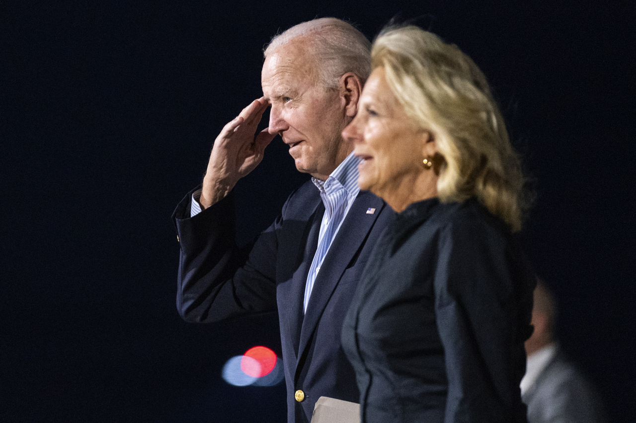 President Joe Biden and first lady Jill Biden arrive at Reno-Tahoe International Airport, Friday (local time), in Reno, Nev., for a vacation in the area. (AP/ Yonhap)