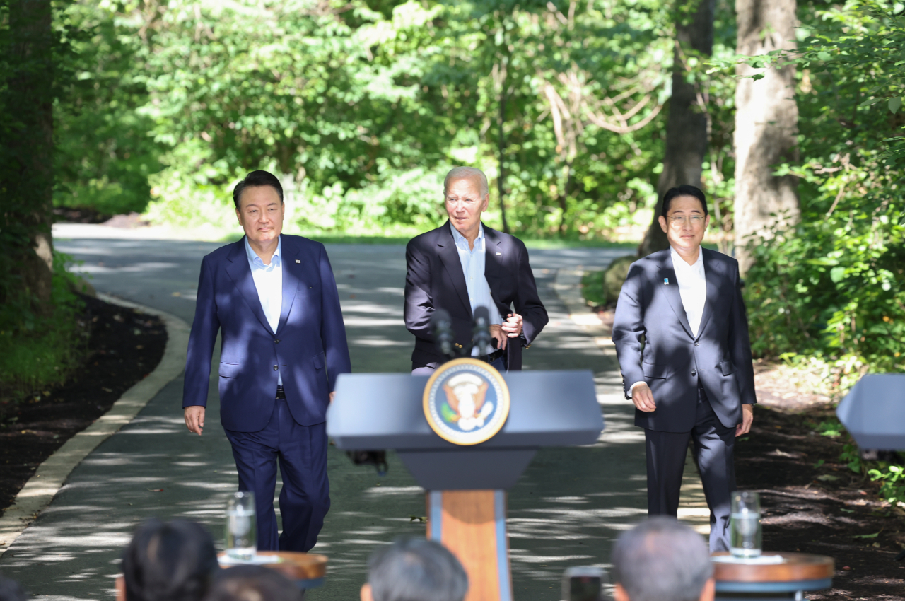 President Yoon Suk Yeol (far left) with US President Joe Biden (center) and Japanese Prime Minister Fumio Kishida at Camp David in Maryland, the US, Friday. (Yonhap)