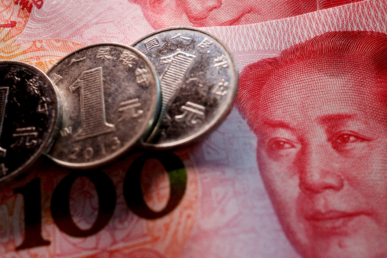 Coins and banknotes of China's yuan are seen in this illustration picture. Export-dependent Korea had pinned high hopes for the recovery of the Chinese economy, but it has been showing signs of further weakening. (Reuters-Yonhap)