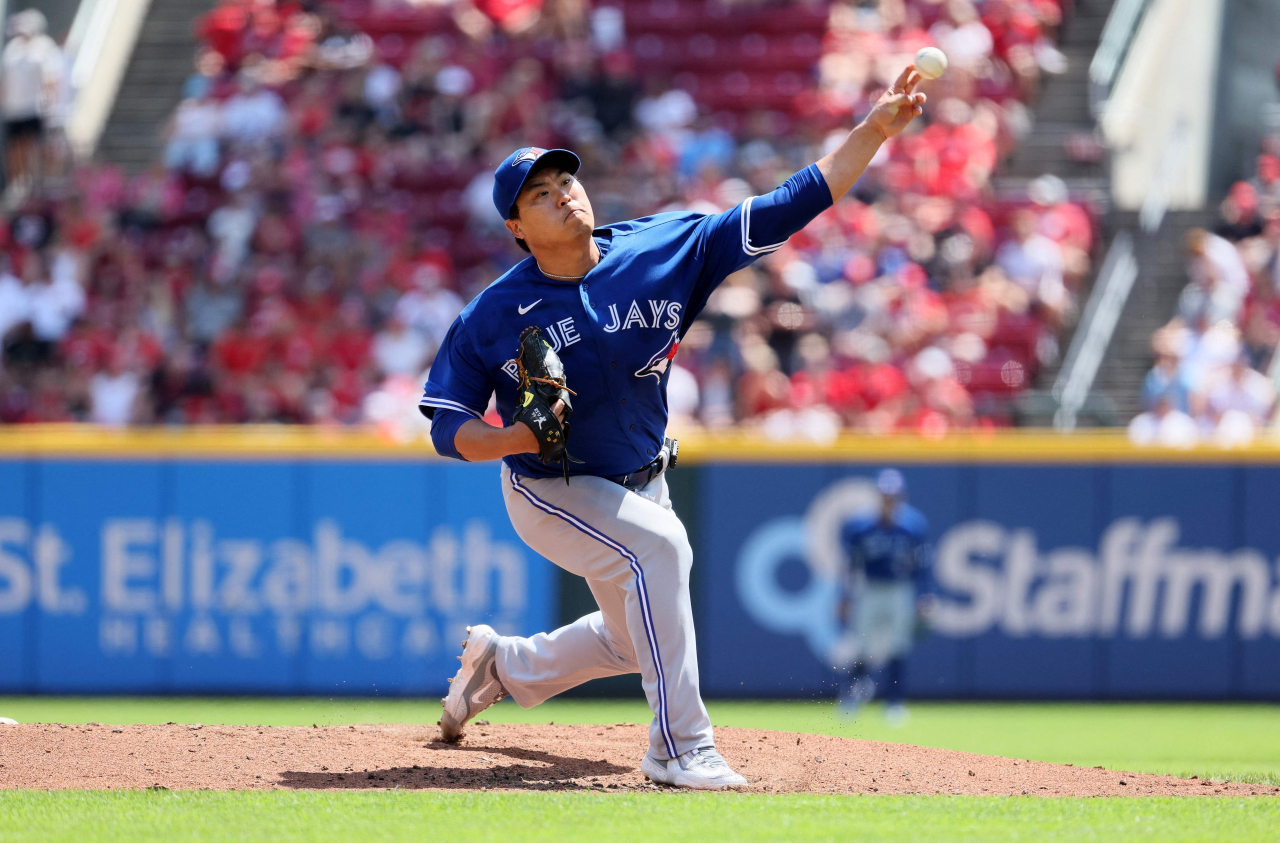 In this Getty Images photo, Toronto Blue Jays starting pitcher Ryu Hyun-jin pitches against the Cincinnati Reds during a Major League Baseball regular season game at Great American Ball Park in Cincinnati on Sunday. (AFP-Yonhap)