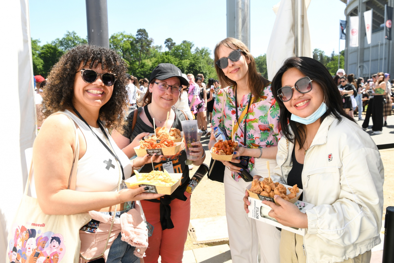 Visitors try out Korean snacks at the Korea Festival with K-pop Flex, in Frankfurt, Germany, May 2022. (KTO)