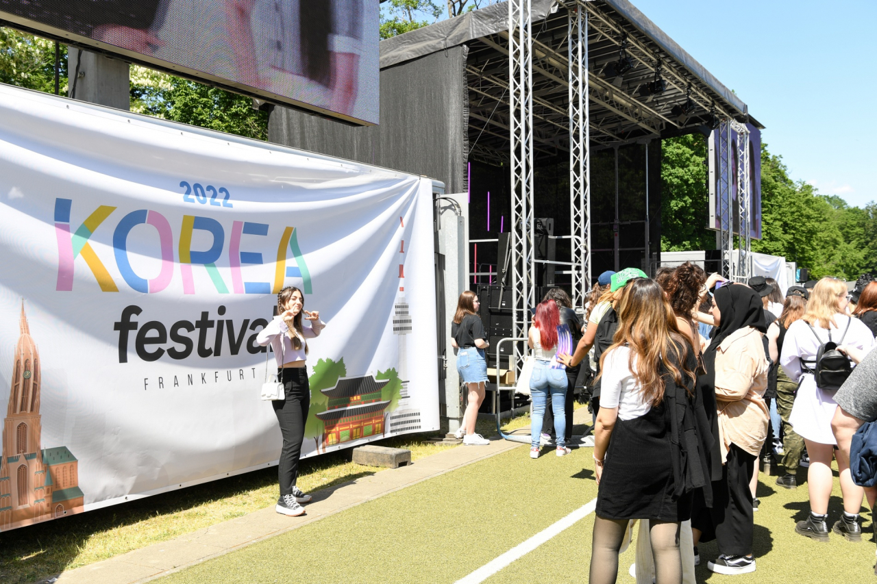 Crowds take pictures at the 2022 Korea Festival with K-pop Flex, in Frankfurt, Germany. (KTO)