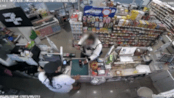 An Uruguayan national is robbing a convenience store with a toy gun in Iksan, North Jeolla Province on Monday. (Jeonbuk Provincial Police)
