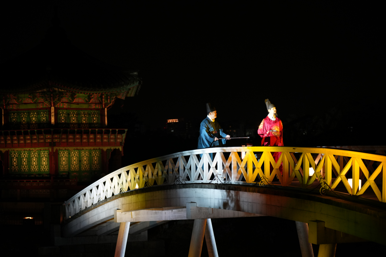 A performance is held at the Hyangwonjeong Pavilion during the Gyeongbokgung Starlight Night Tour. (CHA)
