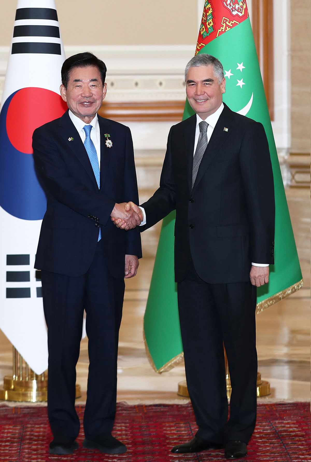 Chairman of Halk Maslakhaty of Turkmentistan Gurbanguly Berdimuhamedov is pictured shaking hands with the Speaker of the National Assembly of South Korea Kim Jin-pyo on July 20. (Turkmen embassy in Seoul)