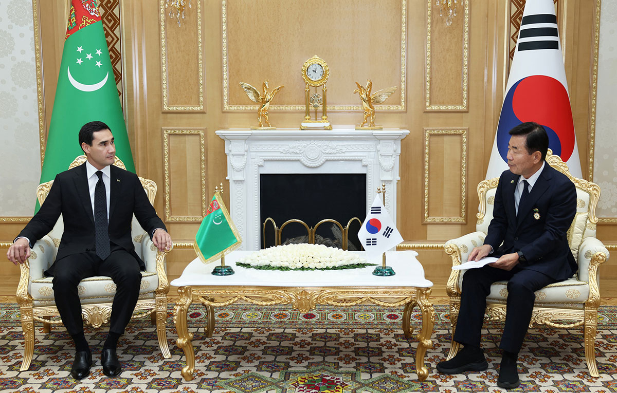 Turkmen President Serdar Berdimuhamedov (left) and South Korean National Assembly Speaker Kim Jin-pyo meet in Ashgabat, Turkmenistan, on July 21. (Turkmen embassy in Seoul)