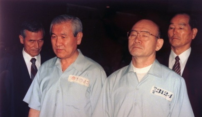 Former presidents and lifelong friends, Roh Tae-woo (left) and Chun Doo-hwan, stand side by side during a court hearing at the Seoul District Court in this undated file photo. (The Korea Herald DB)