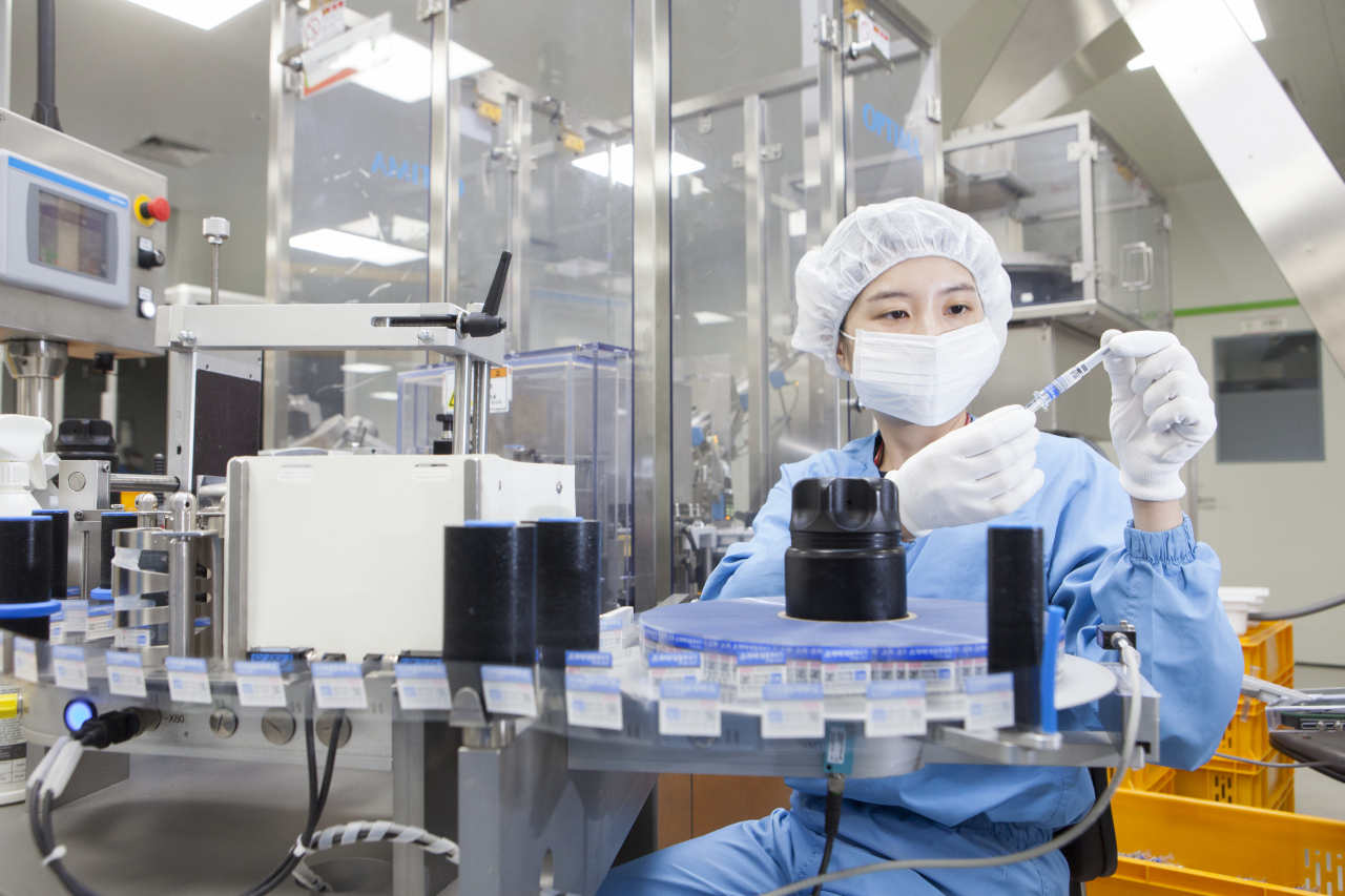 A researcher checks the label on a vial of SKYCellflu during its automatic packaging process at SK bioscience’s vaccine manufacturing facility, L HOUSE, in Andong, North Gyeongsang Province. (SK bioscience)