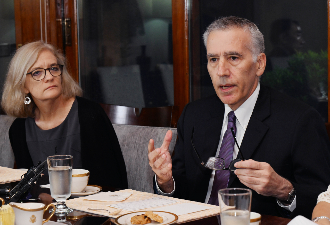 US Ambassador to South Korea Philip Goldberg (right) speaks during a press conference with South Korean reporters at Habib House, the envoy's official residence, in Seoul on Wednesday. (Joint Press Corps-Yonhap)