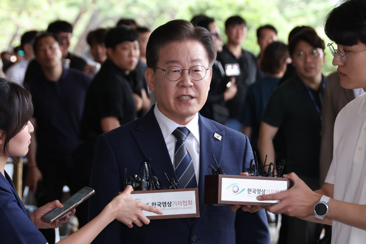 Lee Jae-myung, chairman of the main opposition Democratic Party, answers reporters' questions while entering the Seoul Central District Prosecutors Office on Aug. 17. (Yonhap)