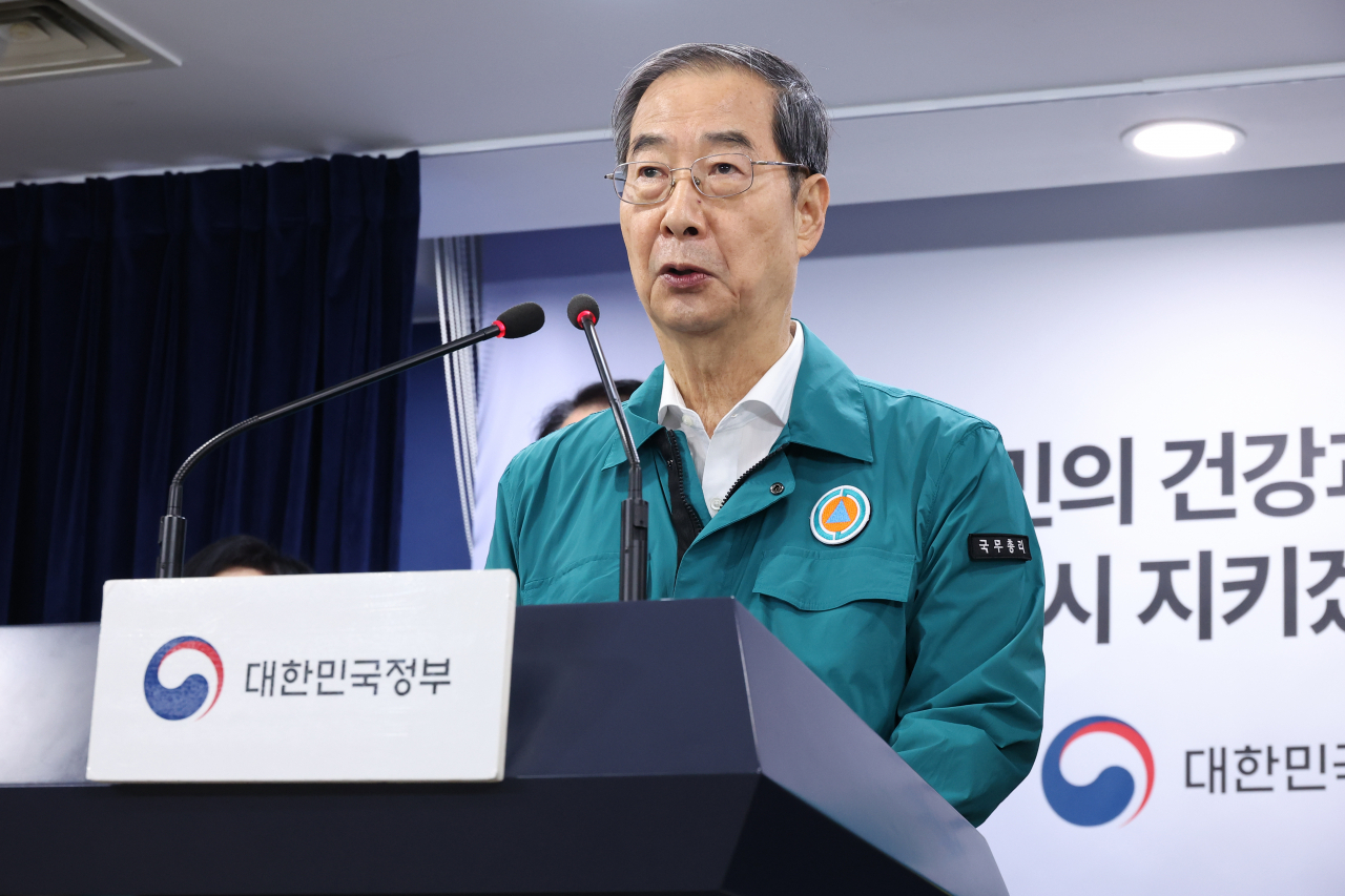 Prime Minister Han Duck-soo delivers the address to the nation on Thursday at the Government Complex Seoul. (Yonhap)