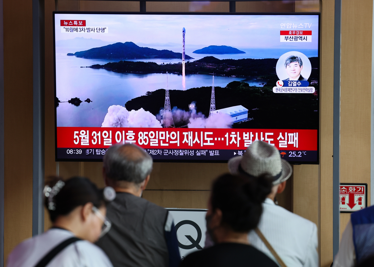 People watch a news report on North Korea's failed satellite launch on Thursday at Seoul Station. (Photo - Yonhap)