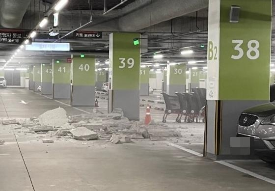 A photo of a pile of debris in the underground parking lot at Homeplus' Songdo branch in Incheon on Wednesday, uploaded by an anonymous user to an online forum.