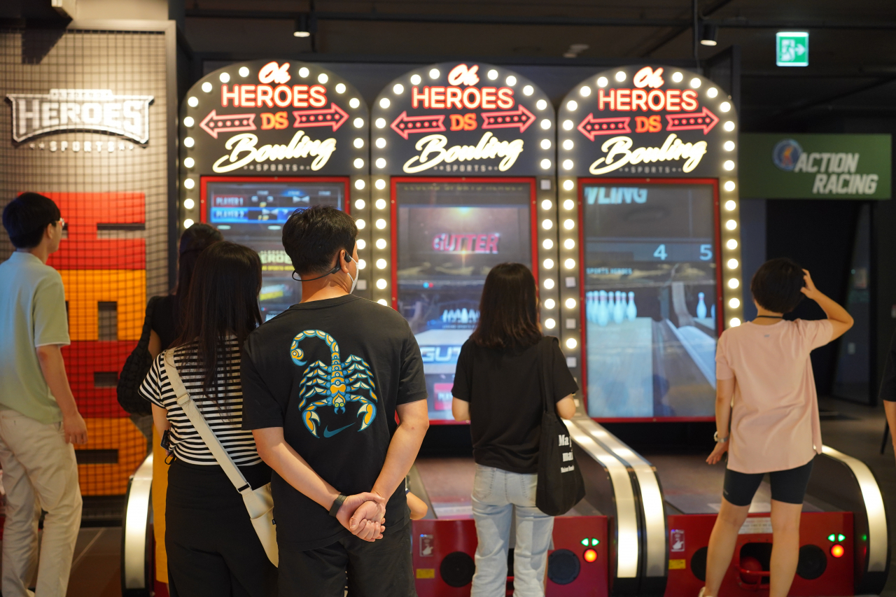 Visitors play a bowling game at Lotte World Tower's Legend Heroes in Songpa-gu, eastern Seoul, Aug. 2. (Lee Si-jin/The Korea Herald)