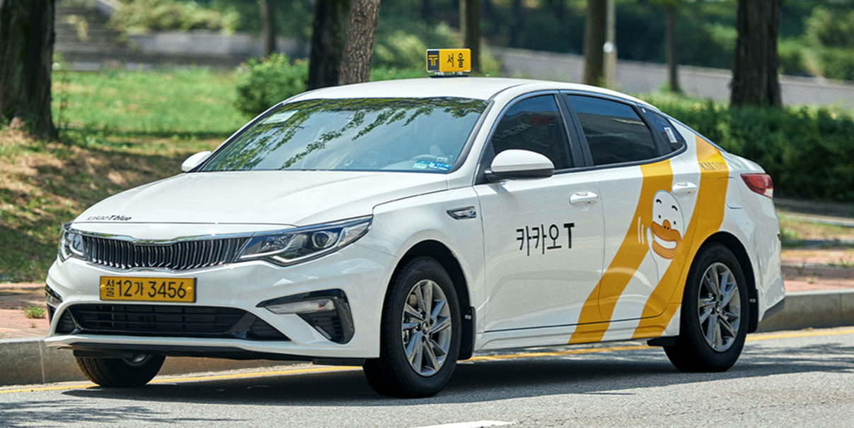 A Seoul-based taxi with a Kakao T logo is seen in this file photo. (Herald DB)