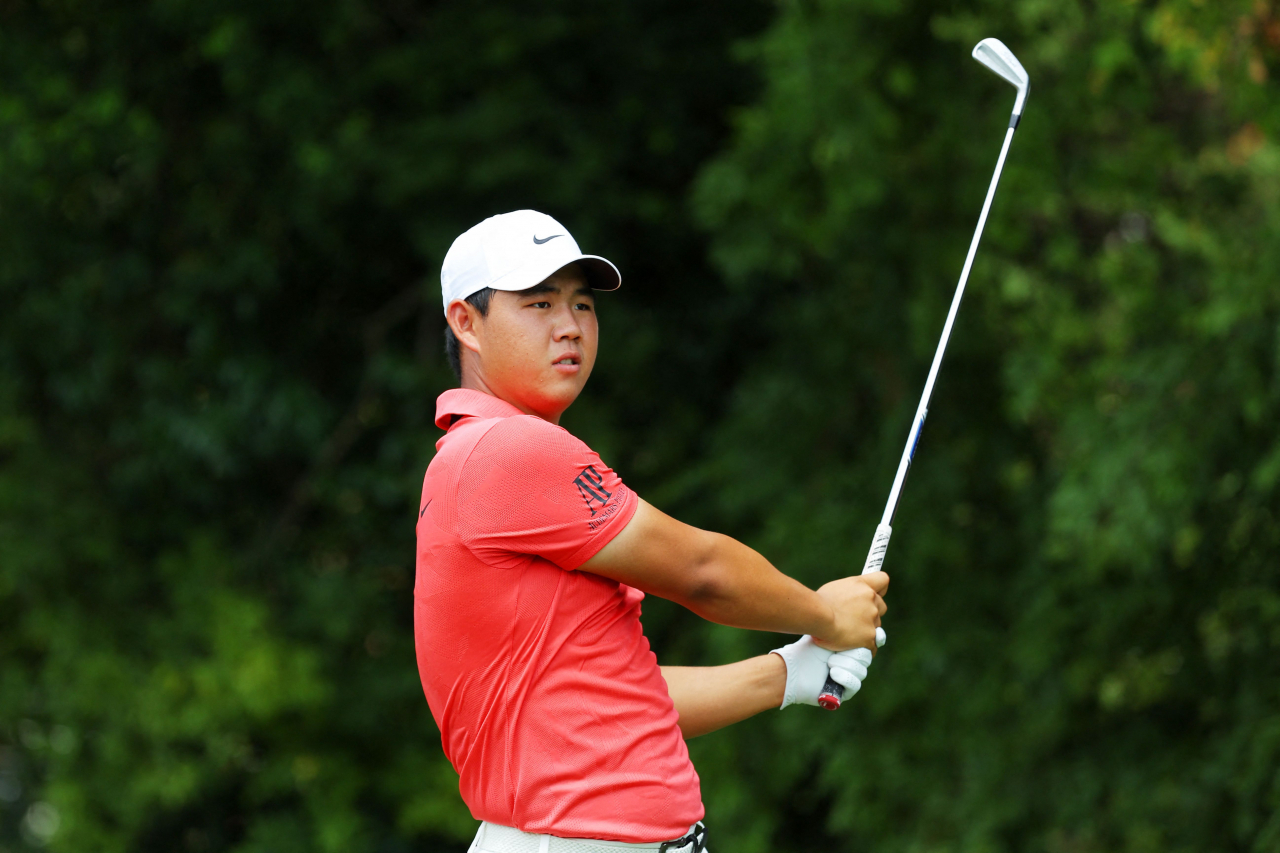 Tom Kim of South Korea watches his tee shot on the second hole during the first round of the Tour Championship at East Lake Golf Club in Atlanta on Aug. 24. (Yonhap)