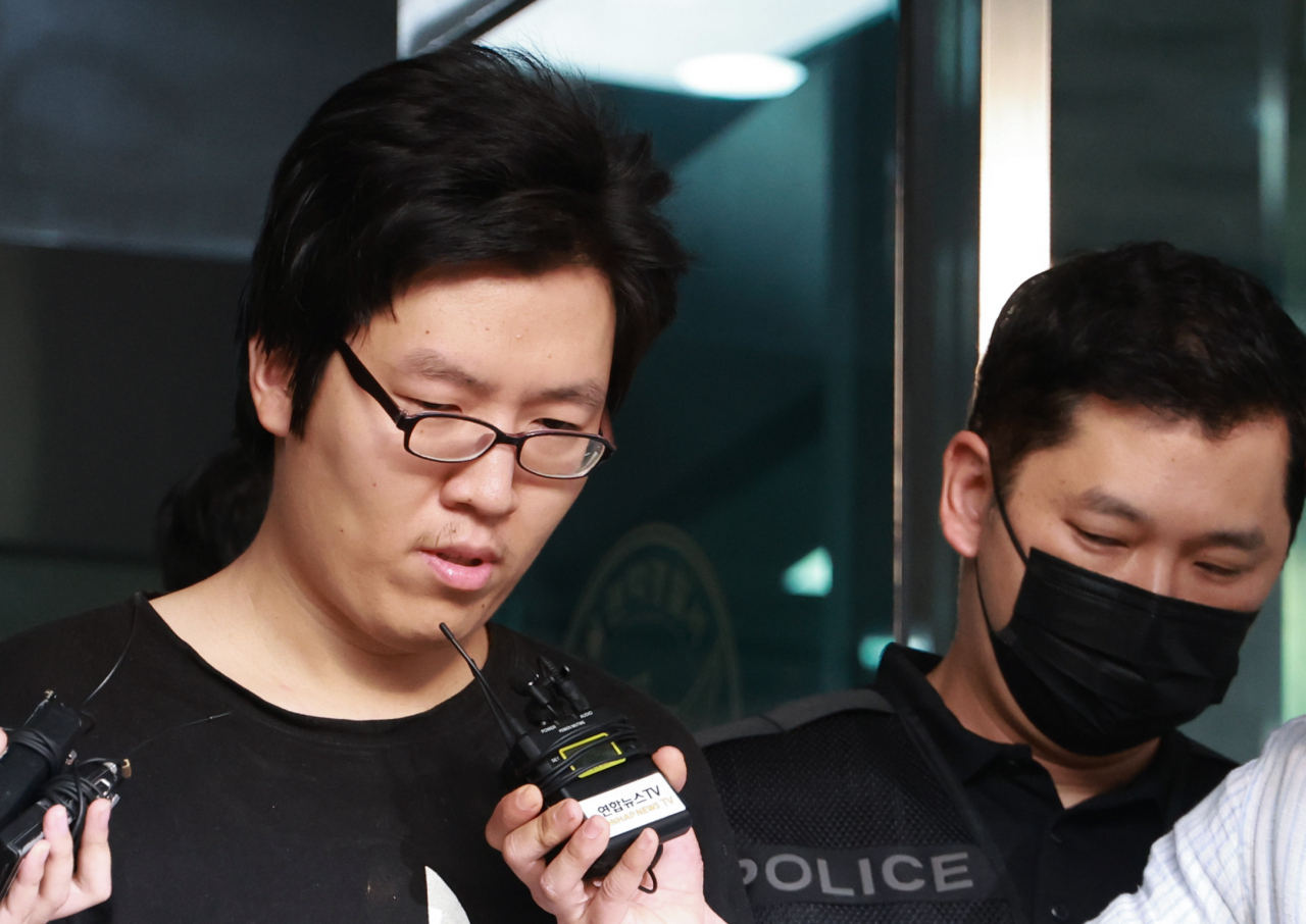 Choi Yun-jong, the suspect behind the rape and murder of a woman in Seoul's Sillim district, speaks to reporters at the Seoul Gwanak Police Station on Aug. 25. (Yonhap)