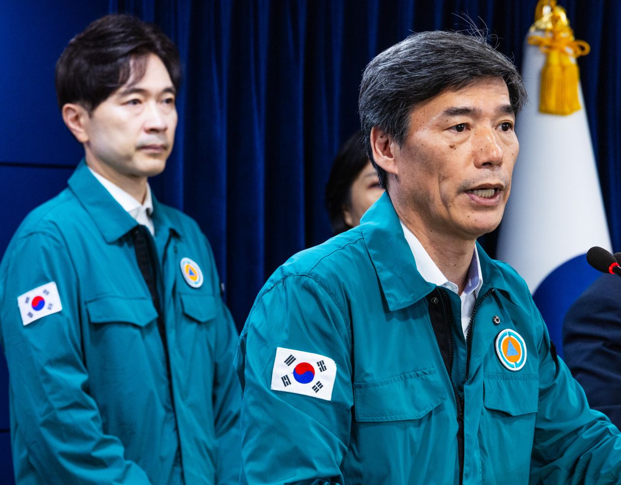 Park Ku-yeon (front), the first deputy chief of the Office for Government Policy Coordination, speaks during a daily briefing on the Fukushima issue in Seoul on Aug. 24. (Yonhap)