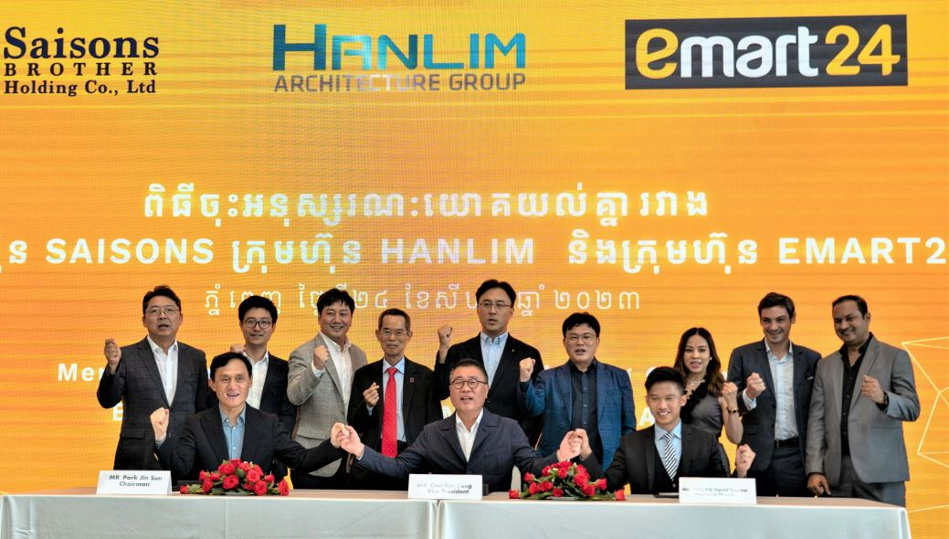 (From left, front row) Hanlim Architecture Group Chairman Park Jin-sun, Managing Director of E-Mart 24 Choi Eun-yong, CEO of Saisons Brother Holding Corp. David Sambo and affiliated officials pose for a photo during a signing ceremony in Phnom Penh, Cambodia, Thursday. (E-Mart 24)