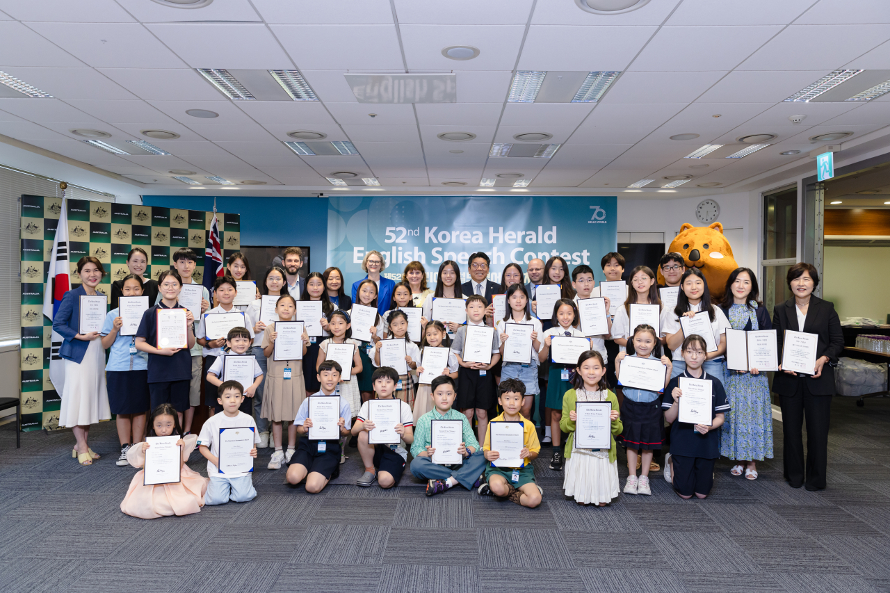 Winners of the 52nd Korea Herald English Speech Contest pose for photos at the Australian Embassy in the Republic of Korea in Gwanghwamun, central Seoul on Thursday. (Courtesy of Yoon Han-na)