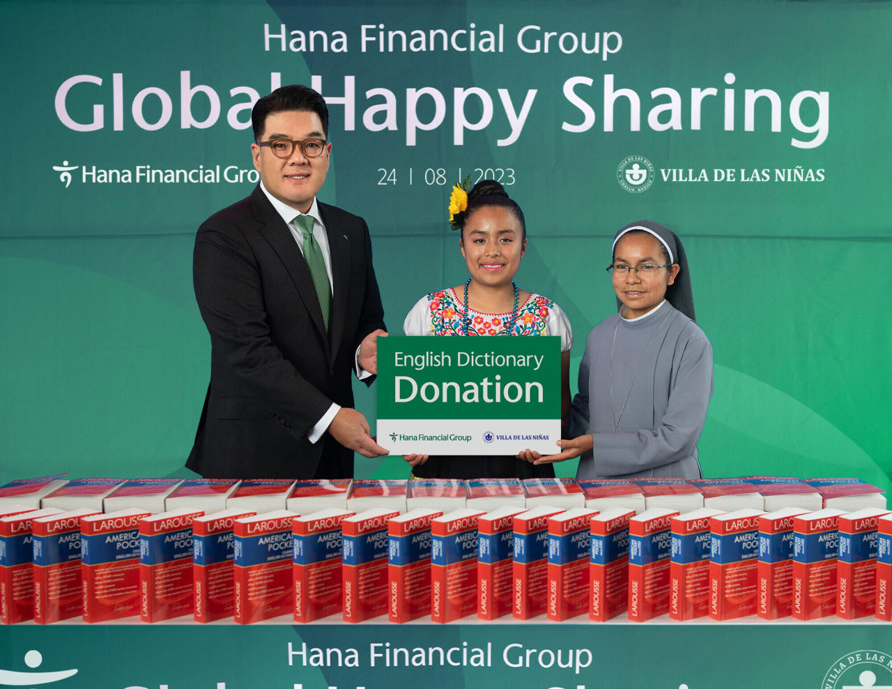 Hana Financial Group's Vice Chairman Lee Eun-hyung (left), a student representative and a headmaster of the catholic boarding school, pose for a picture as part of the donation ceremony held at the headquarters of Banco KEB Hana Mexico, Thursday. (Hana Financial Group)