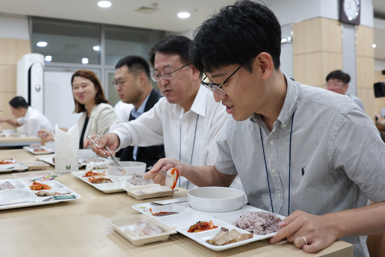 Staff at the presidential office of South Korea are seen having a lunch at a cafeteria in Yongsan-gu, Seoul on Monday. (Yonhap)