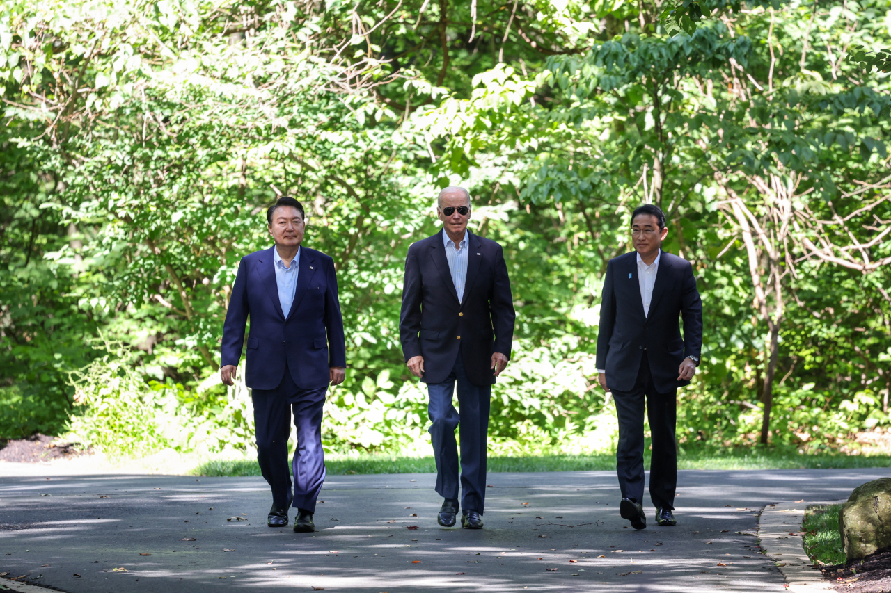 South Korean President Yoon Suk Yeol, US President Joe Biden and Japanese Prime Minister Fumio Kishida during the trilateral summit meeting at the Camp David presidential retreat, Aug 18 (Yonhap)