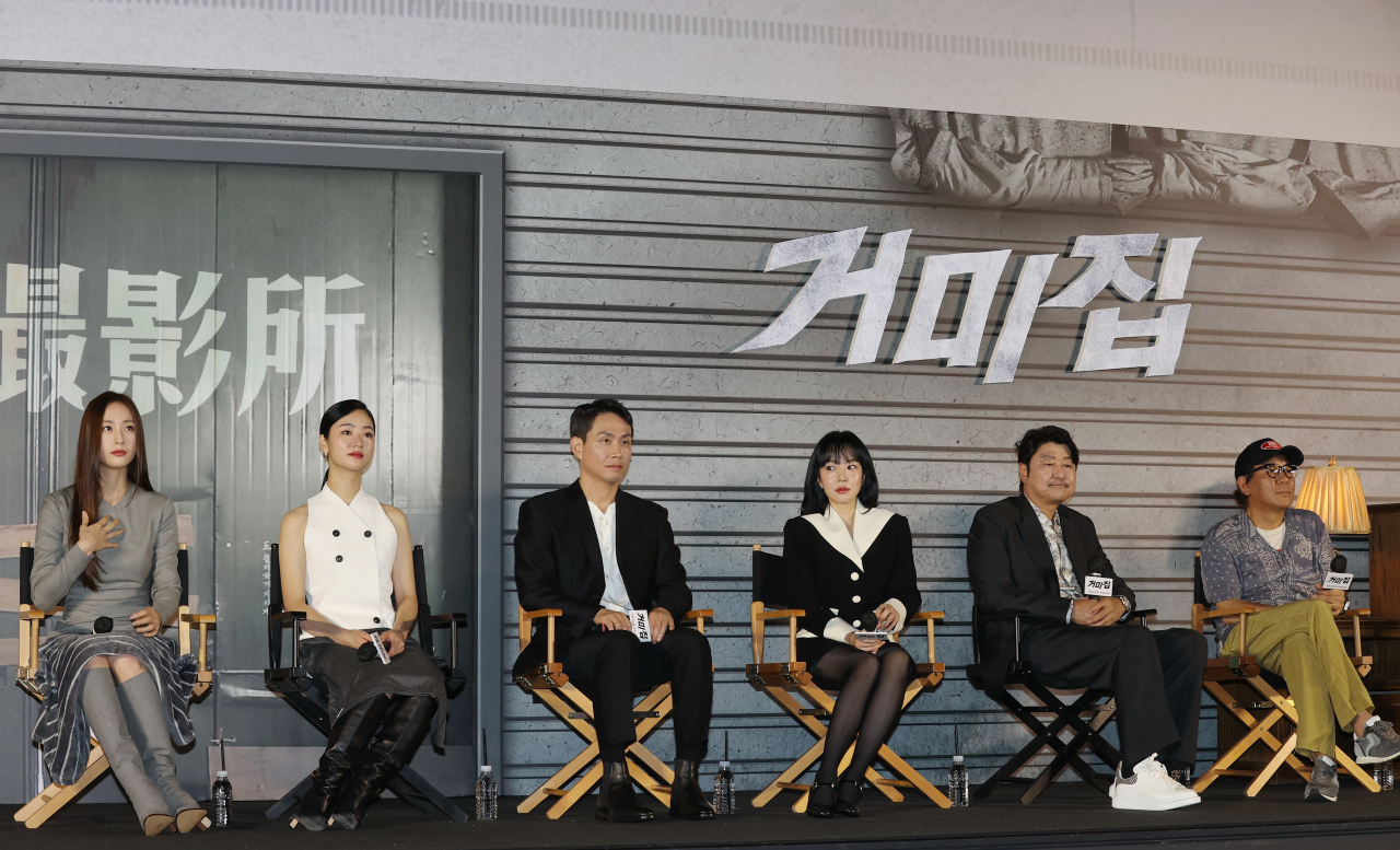 Jung Soo-jung, Jeon Yeo-been, Oh Jeong-se, Im Soo-jung, Song Kang-ho and director Kim Ji-woon attend a press conference for “Cobweb” at CGV Yongsan in Seoul on Tuesday. (Yonhap)