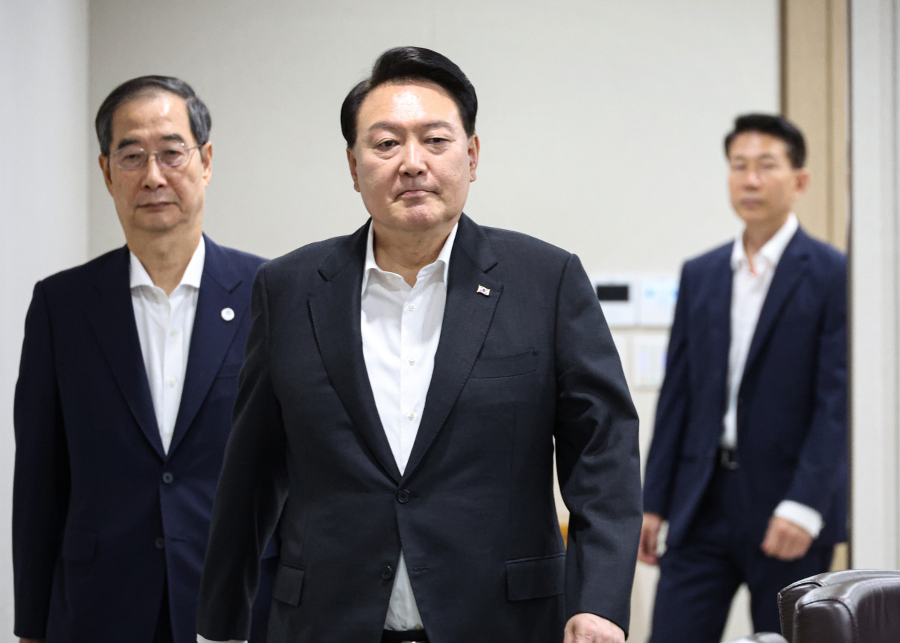 President Yoon Suk Yeol (center) moves to attend a Cabinet meeting at his office in Seoul on Tuesday. (Yonhap)
