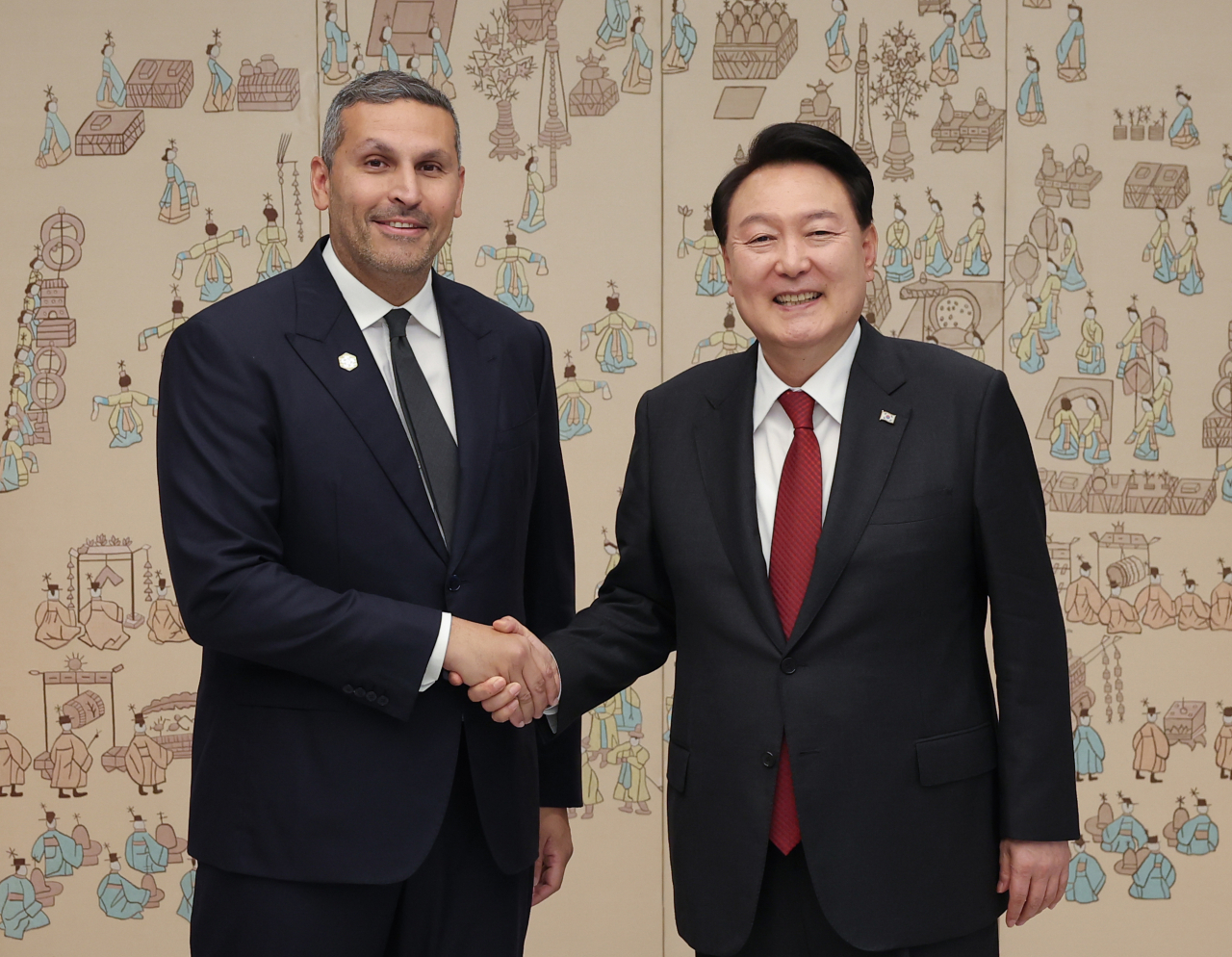 President Yoon Suk Yeol (right) shakes hands with Khaldoon Khalifa Al Mubarak, chairman of the Executive Affairs Authority of Abu Dhabi, during their meeting at the presidential office in Seoul on Tuesday. (Yonhap)