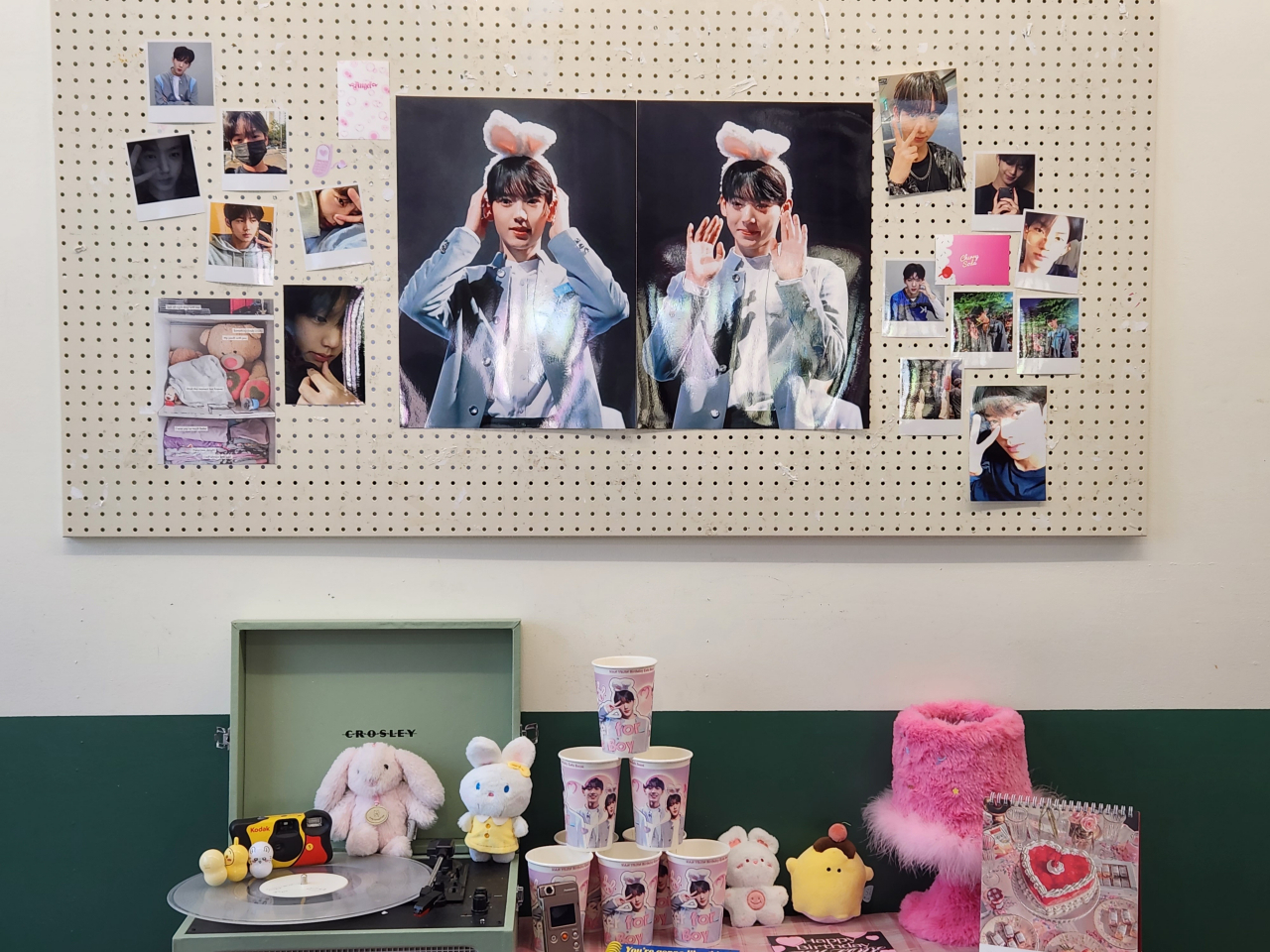 Birthday cafes are hosted by fans, displaying goods including dolls, picture postcards, calendars and photo books. (Courtesy of reader)