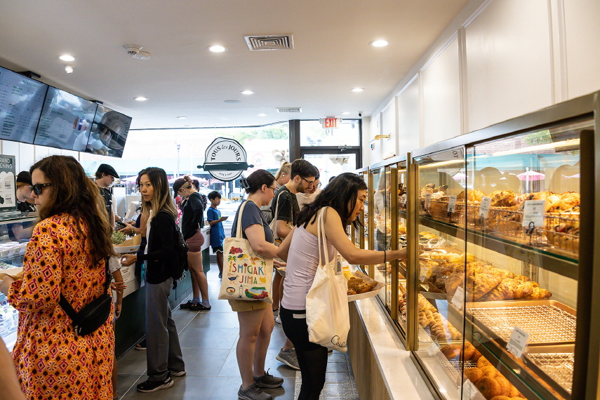Customers are seen buying baked goods at Tous Les Jours' 100th store in the United States in Bronxville, New York, on its opening day on Aug. 17. (CJ Foodville)