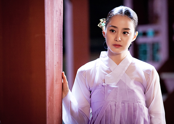 Kim Tae-hee plays royal concubine Jang Ok-jung in 2013's 
