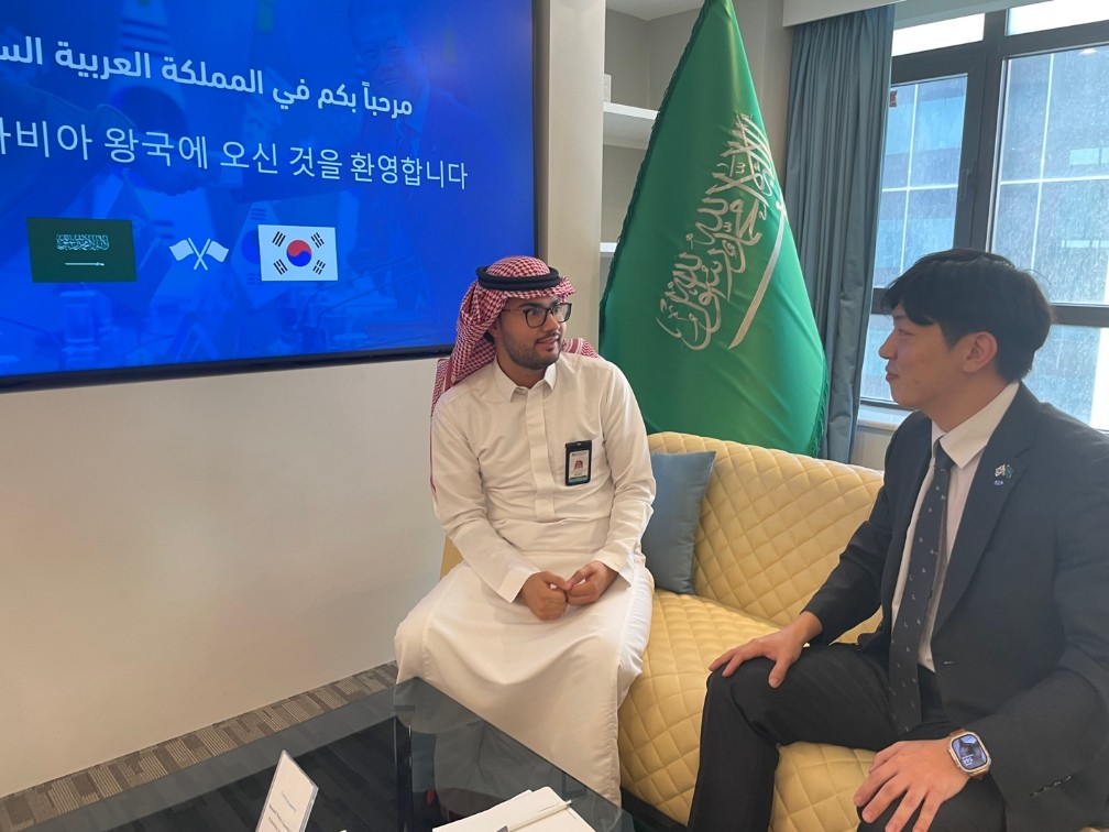 An official from LIG Nex1 and a representative of Saudia Arabia's Tuwaiq Academy discuss the export of anti-drone systems and establishing business partnerships at the drone show held at NAUSS in Riyadh, Saudi Arabia, Aug 28-30. (LIG Nex1)