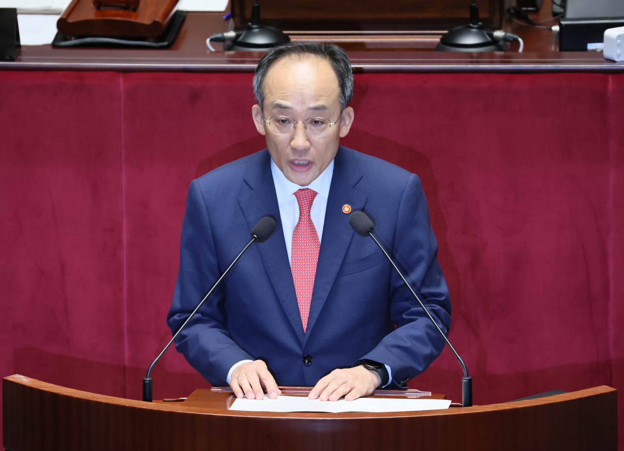 Finance Minister Choo Kyung-ho speaks at a meeting held at the National Assembly, Wednesday. Choo said the government was considering to designate Oct. 2 as a temporary public holiday, creating an extended six-day break. (Yonhap)