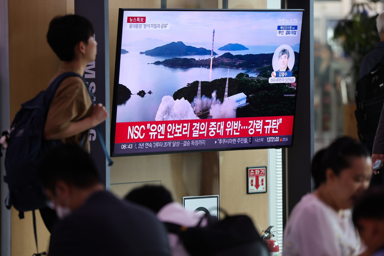 People watch a news report on North Korea's failed satellite launch at Seoul Station on Aug. 24. (Yonhap)