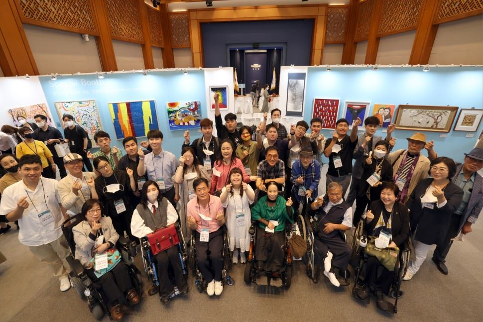 Artists with disabilities pose for a photo at the opening ceremony of a group exhibition held at Cheong Wa Dae's Chunchugwan in Seoul, on Aug. 31, 2022. (MCST)