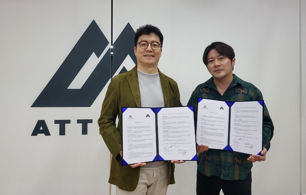 Attrakt's CEO Jeon Hong-jung (left) and Evergreen Group Holdings CEO David Yong pose for a photo after signing a memorandum of understanding in Seoul, Aug. 25. (Attrakt)