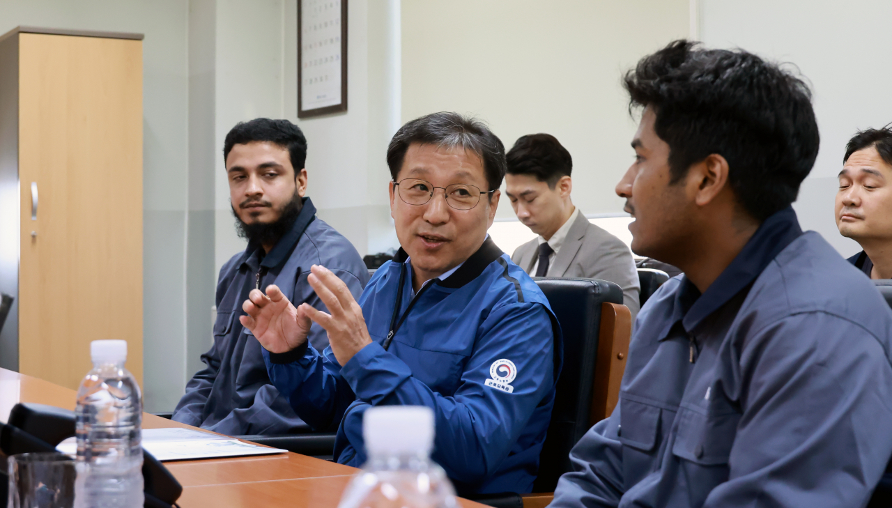 Vice Labor Minister Lee Sung-hee (second from left) speaks with a foreign worker at a manufacturing company in Gimpo, Gyeonggi Province, Friday. (Ministry of Employment and Labor)