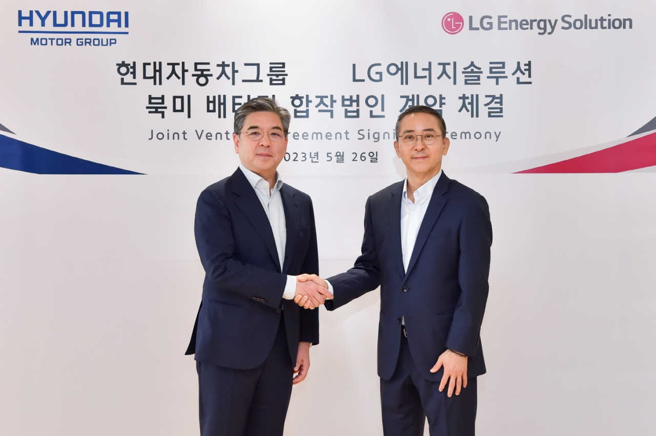 Hyundai Motor Group CEO Chang Jae-hoon (left) and LG Energy Solution CEO Kwon Young-soo shake hands after a signing ceremony at the battery maker’s headquarters in Yeouido, Seoul, on May 26. (Hyundai Motor Group)