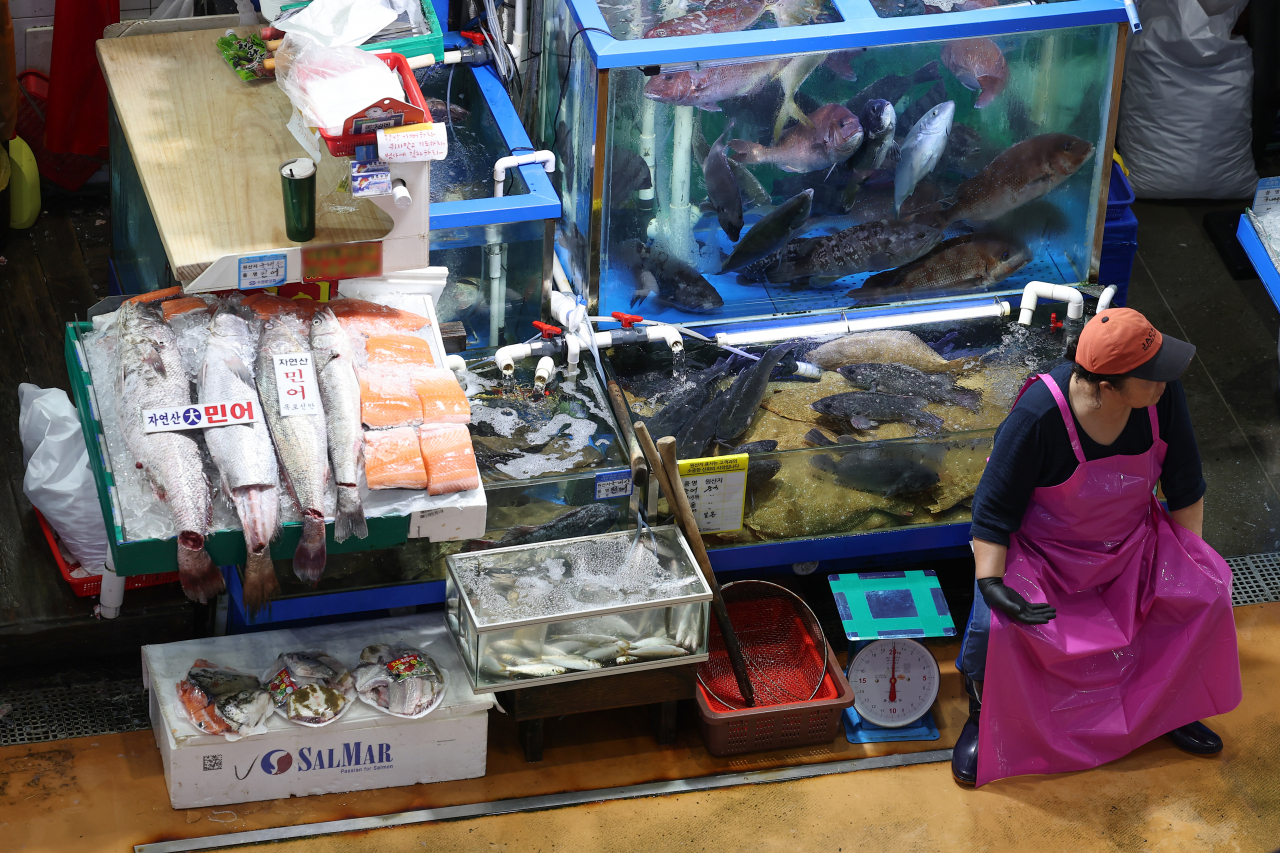 A merchant waits for customers in front of her stall at the Noryangjin Fisheries Market in western Seoul last Friday, a day after Japan began releasing water from the Fukushima Daiichi nuclear power plant. (Yonhap)